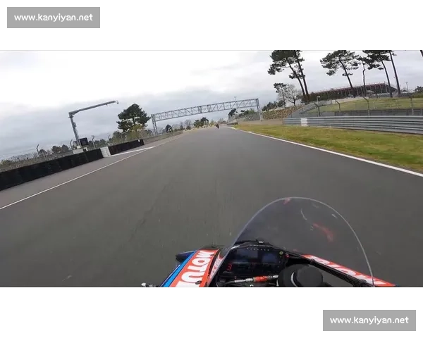 极限摩托车赛道挑战：勇者无畏，速度与技巧的终极较量